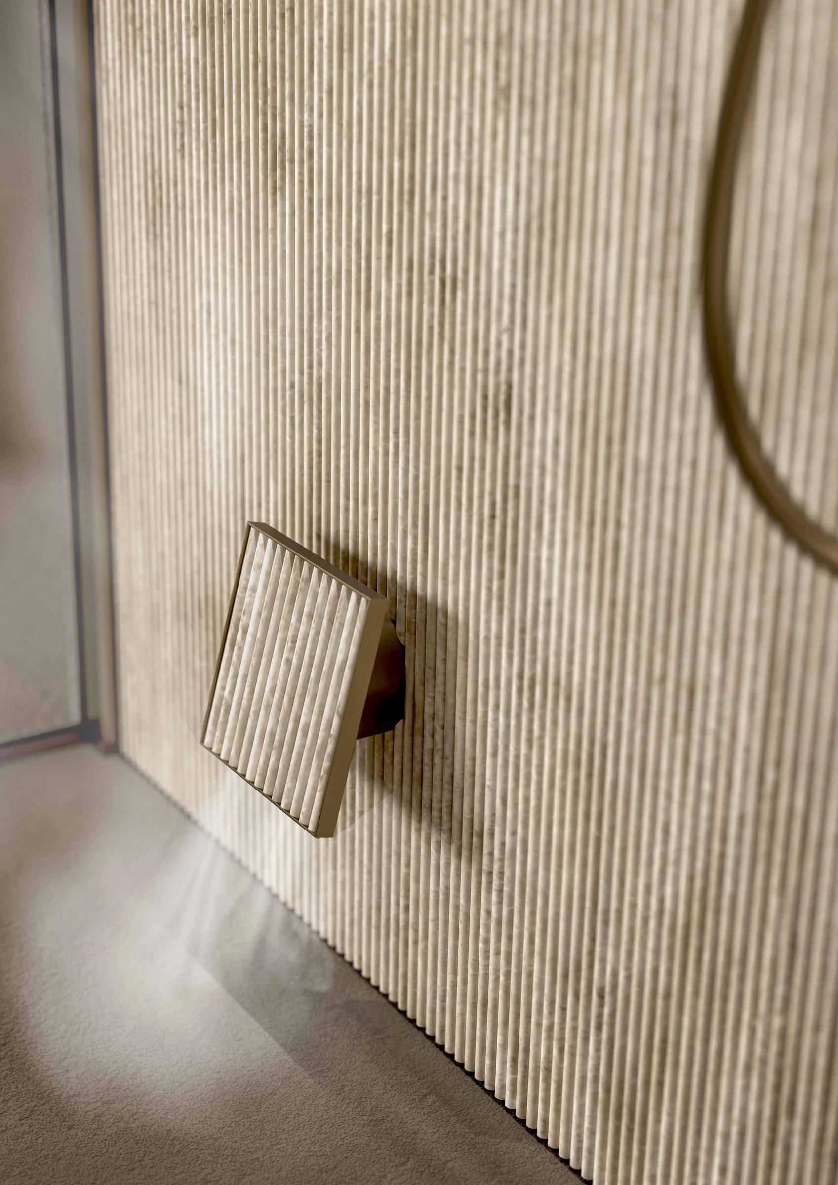 Integrated steam outlet within a ribbed wall finish